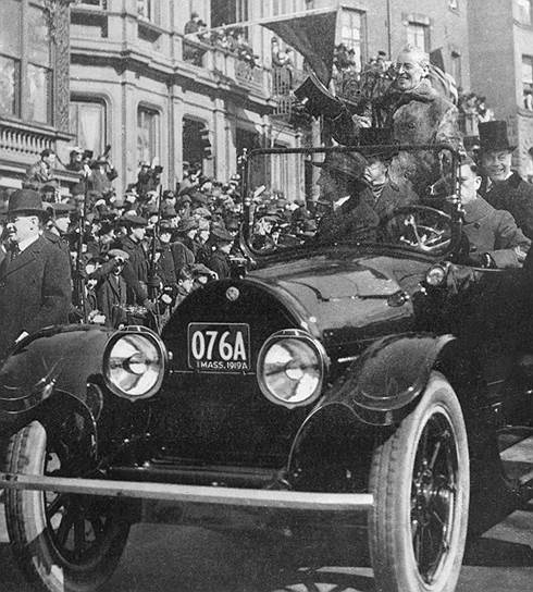 В 1914 году Cadillac начала выпускать лимузины Type 51. Эта была одна из первых моделей, которая использовалась для перевозки глав государства: 28-й президент США Вудро Вильсон ездил на ней до появления Type 57 в 1918 году. Считается, что с тех пор «кадиллаки» и применяются в качестве «автомобиля номер один». Type 51 также стала первой моделью с двигателем V8 На фото: президент США Вудро Вильсон в Cadillac Type 57 1919 года На правах рекламы