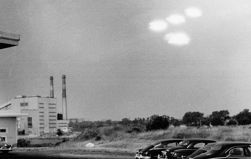 В июле 1952 года один из сотрудников береговой охраны США в Салеме заметил в небе блестящие огни. Он позвал еще одного гвардейца, но за это время огни значительно померкли. Когда они разгорелись вновь, сотрудник береговой охраны быстро взял фотоаппарат и успел сделать только один снимок из окна своего офиса