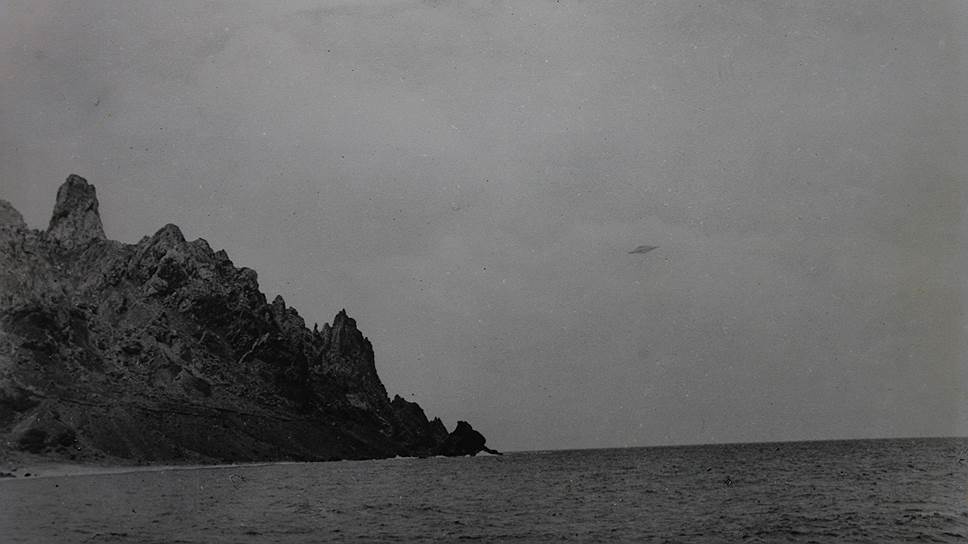 16 января 1958 года профессиональный фотограф Алмиро Барауна сделал серию снимков НЛО с военного судна, недалеко от острова Тринидад. Летающую тарелку видели более 50 свидетелей, в том числе и капитан судна