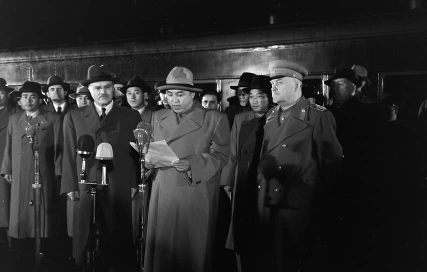 В середине 1950-х годов Ким Ир Сен начал ужесточать режим. Все северокорейские студенты должны были вернуться из Европы и пройти курс идеологической переподготовки. В течение 40 дней они маршировали на священной горе Пэкту, пели патриотические песни, предавались самокритике и восхваляли достижения вождя На фото: Ким Ир Сен во время визита в Москву с Вячеславом Молотовым (слева) и Николаем Булганиным (справа)