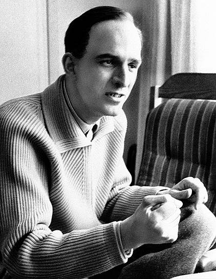 «Я стал уважаемым человеком, имевшим постоянное место работы, который каждый день пунктуально садился за стол, правил сценарии, писал диалоги и сочинял заявки на будущие фильмы»  Эту фразу Бергман сказал после успешной премьеры пьесы «Смерть Каспера», поставленной руководителем Студенческого театра Класом Хуугландом. После этого Ингмар Бергман получил контракт с театром  