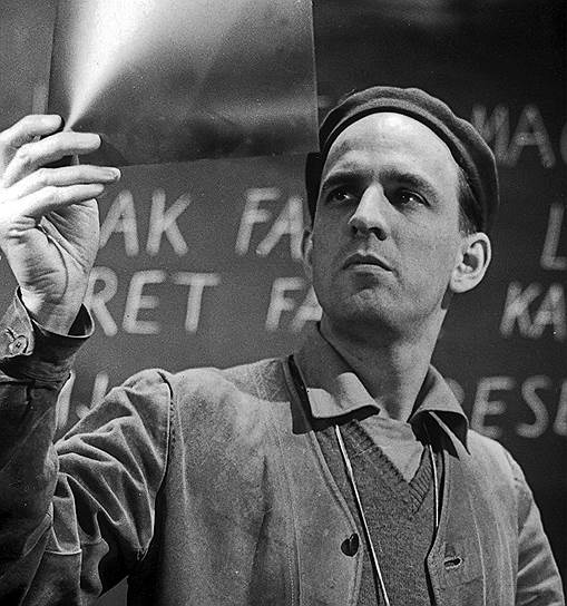 Отцом Ингмара Бергмана был пастор. Мальчик посещал частную гимназию, с детства увлекался театром и кинематографом. В 19 лет он сбежал из дома и стал работать в драматической студии, где ставил детские спектакли в парках, сочинял пьесы, а позже открыл собственный маленький театр  