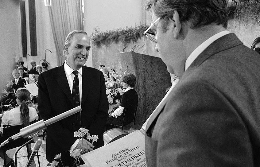 После смерти жены Ингрид в 1995 году Бергман уединился на острове Форё, лишь изредка общаясь с родственниками, а также с актером Эрландом Юсефсоном. В 1997 году он поставил фильм «В присутствии клоуна», сыграв в нем одного из пациентов психиатрической клиники. Умер Бергман в возрасте 89 лет 30 июля 2007 года 