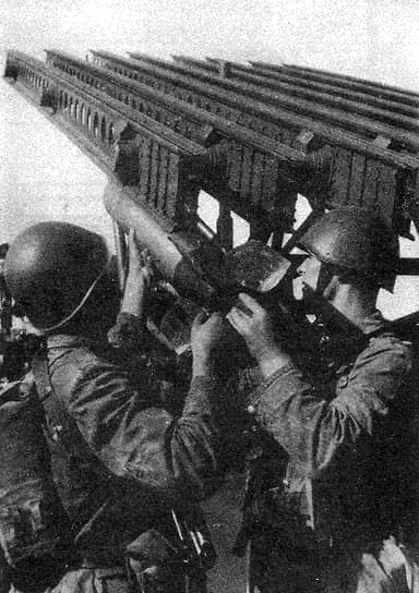 В августе-сентябре 1941 года было развернуто серийное производство боевых установок БМ-8 с 82-мм реактивными снарядами. Первые машины изготовлялись на базе отечественных шасси — всего около 600 штук. Почти все они, за исключением нескольких единиц, были уничтожены в боях 