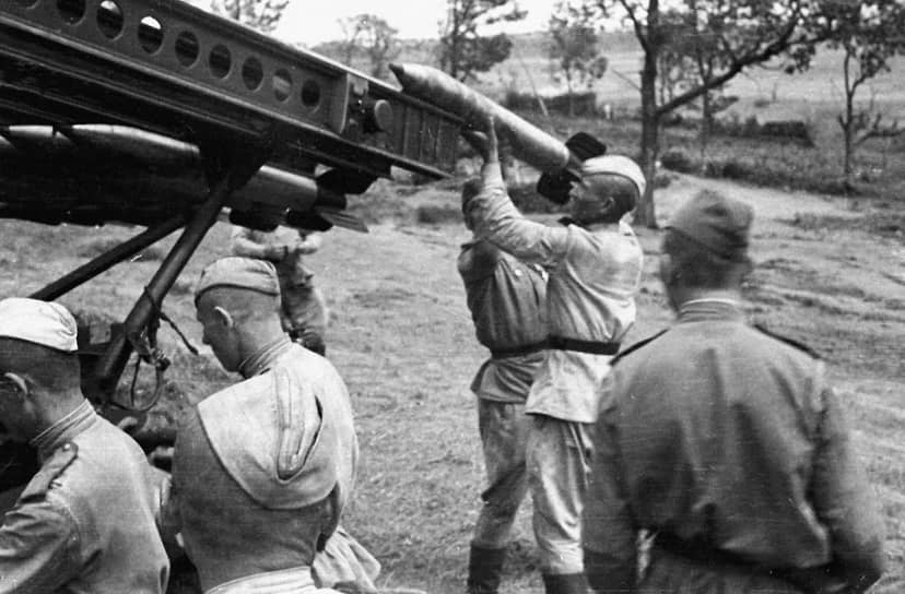К июню 1941 года была изготовлена первая опытная партия БМ-13, предназначенная для всесторонних полигонных испытаний. Дальность стрельбы достигала 8,5 км   На фото: 1944 год. Солдаты готовят реактивную установку «Катюша» к ведению огня 