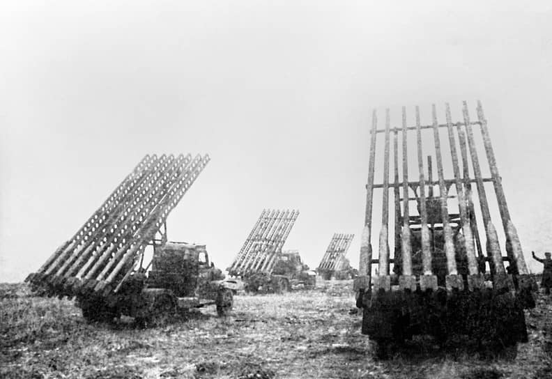 «Катюша» — народное название советских боевых машин реактивной артиллерии БМ-8 (со снарядами 82 мм), БМ-13 (132 мм) и БМ-31 (310 мм), принявших участие в Великой Отечественной войне. В советских войсках существовала легенда, будто прозвище «Катюша» произошло от имени девушки-партизанки, прославившейся уничтожением значительного количества гитлеровцев. По другой версии, один из бойцов написал на машине имя своей возлюбленной, впоследствии так стали называть и другие боевые машины такого типа   На фото: «Катюши» на огневой позиции 3-го Белорусского фронта в 1943 году 