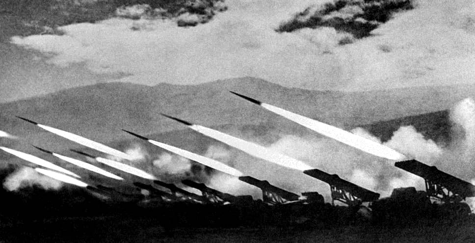 Скорость «Катюши» по хорошей дороге составляла 50–60 км/ч. Для перевода ее из походного в боевое положение требовалось всего от одной до двух минут 