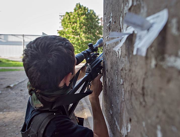 May, 18 Militants during the shelling in Kramatorsk 