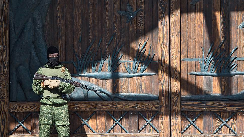 May, 25 The Donetsk People's Republic supporter at the Rinat Akhmetov's residence on the outskirts of Donetsk 