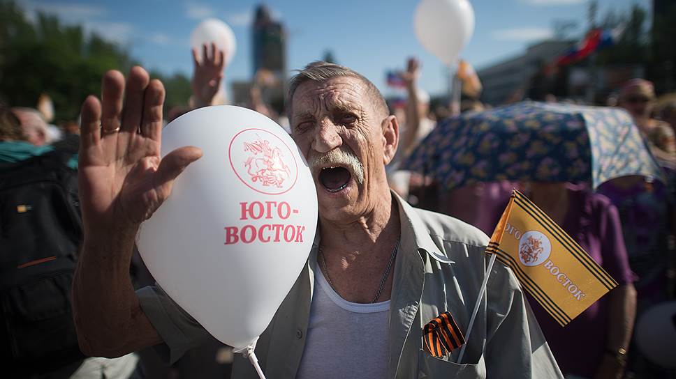 May, 24 A support rally for the union of People's Republics of Donetsk and Lugansk into Federal State of Novorossiya in the Lenin Square in Donetsk 