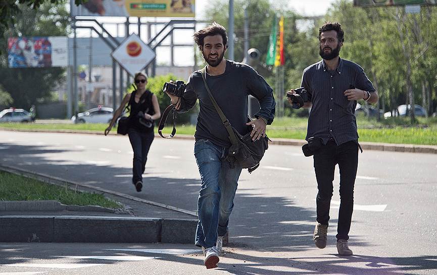 May, 26 Journalists running away during the shelling near the airport of Donetsk 