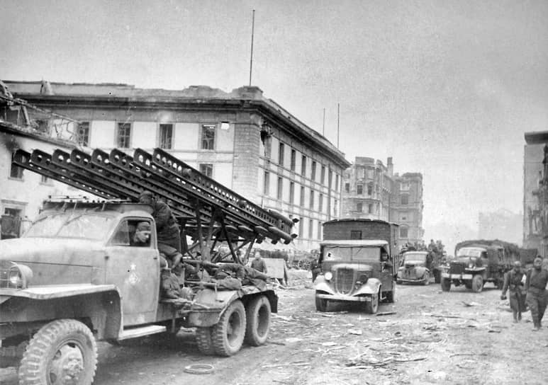 После первых успешных военных операций перестройка промышленности, связанная с выпуском ракетного оружия, была осуществлена в короткие сроки. К его производству привлекли большое число предприятий (уже в июле—августе 1941 года — 214 заводов), что обеспечило поступление в войска этой боевой техники   На фото: «Катюша» на улицах немецкого города 
