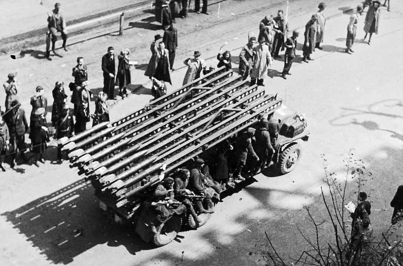 Наиболее массовая и известная установка БМ-13 создавалась на базе грузовика ЗИС-6. В декабре 1939 года реактивный снаряд М-13 и пусковая установка, получившая название «Боевая машина 13» (БМ-13) были одобрены Артиллерийским управлением Красной армии   На фото: май 1945 года, «Катюша» на улицах Праги 