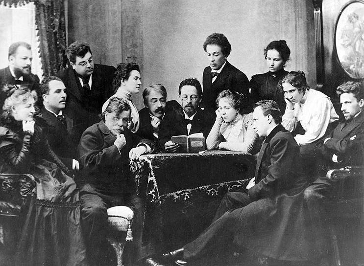 Несмотря на недовольство Чехова собой, его слава росла. 19 октября 1888 года он получил Пушкинскую премию Академии наук за вышедший в 1887 году сборник «В сумерках». После выхода «Скучной истории» (1889) читатели следили за каждым его новым произведением 