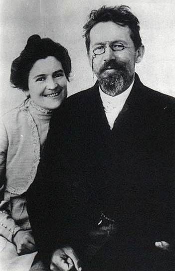 Жена Чехова Ольга Книппер (на фото) была первой исполнительницей ролей в его пьесах «Три сестры» и «Вишневый сад», а также играла в пьесе Максима Горького «На дне». Первые ее встречи с Чеховым произошли на репетициях спектаклей МХТ «Чайка» (Аркадина) и «Царь Федор Иоаннович» (царица Ирина). Чехов после этих встреч писал: «Ирина, по-моему, великолепна; голос, благородство, задушевность — так хорошо, что даже в горле чешется. Лучше всех Ирина. Если бы я остался в Москве, то влюбился бы в эту Ирину». О знакомстве с Чеховым она вспоминала впоследствии: «С той встречи начал медленно затягиваться тонкий и сложный узел моей жизни» 