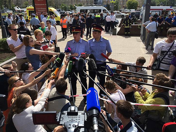 СКР исключил версию теракта в московском метро. В ведомстве полагают, что авария могла быть вызвана, в том числе, проседанием полотна или неисправностью вагона 
