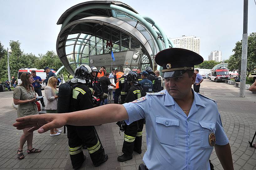 СКР почти сразу исключил версию теракта в московском метро. По словам господина Маркина, побывавшего на месте ЧП, авария носила исключительно техногенный характер 