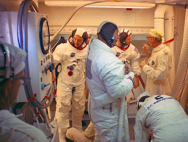 Перед экипажем «Аполлона-11» стояла задача высадиться на Луну, собрать образцы грунта и вернуться на Землю. После долгих тренировок и испытаний было решено, что на Луну отправятся летчики-испытатели: участники Корейской войны Нил Армстронг и Майкл Коллинз, а также офицер ВВС США Эдвин Олдрин. Кроме того, все трое совершили по одному космическому полету в рамках космической «Программы Джемини»