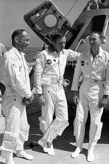 В декабре 1968 года в соответствии с графиком лунной программы корабль «Аполлон-8» с астронавтами на борту облетел Луну и благополучно вернулся на Землю. В марте 1969 года экипаж «Аполлона-9» успешно испытал на околоземной орбите лунный корабль, на котором астронавтам предстояло прилуниться. В мае 1969-го экипаж «Аполлона-10» успешно провел такие же испытания, но уже на лунной орбите На фото: члены экипажа «Аполлон-11» Нил Армстронг (командир корабля), Майкл Коллинз (пилот основного блока) и Эдвин Олдрин (пилот лунного отсека)