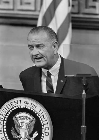 1965 год. Президент США Линдон Джонсон подписал законопроект, требующий от изготовителей сигарет печатать на всех пачках предупреждение о вреде курения 