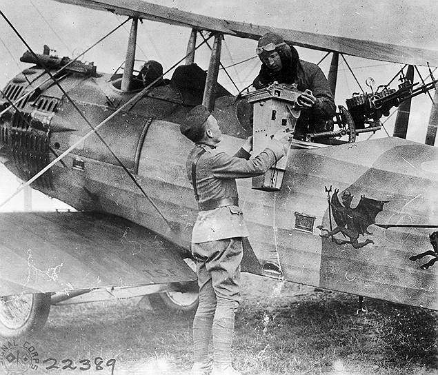 В начале войны самолеты использовали только для разведки. 1915 год изменил судьбу военной авиации. Французский пилот Ролан Гаррос первым установил пулемет на своем моноплане «Моран-Салнье». В ответ немцы разработали истребитель «Фоккер», в котором вращение винта синхронизировалось со стрельбой из бортового пулемета, что позволяло вести прицельный огонь. Появление «фоккеров» летом 1915 года позволило немецкой авиации захватить господство в небе