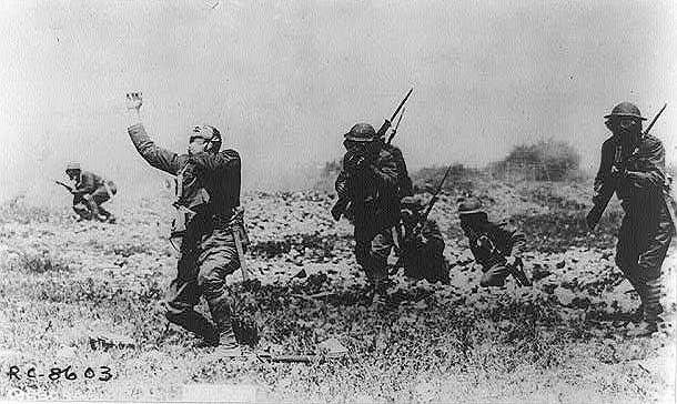 Первая мировая война стала дебютом химического оружия: весной 1915 года германская армия устроила первую газовую атаку на Западном фронте. 22 апреля в половине шестого вечера возле фламандского города Ипр в Бельгии облако удушливого газа накрыло вражеские позиции. Воспользовавшись ветром, который дул в сторону противника, выпустили из баллонов 150 тонн хлорного газа. Французские солдаты не поняли, что это за облако к ним приближается. В результате погибли 1,2 тыс. человек