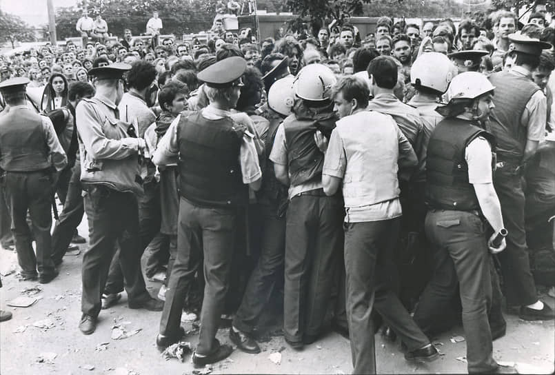 1994 год. Налоговая полиция штурмом взяла офис «МММ» и арестовала его руководителя Сергея Мавроди