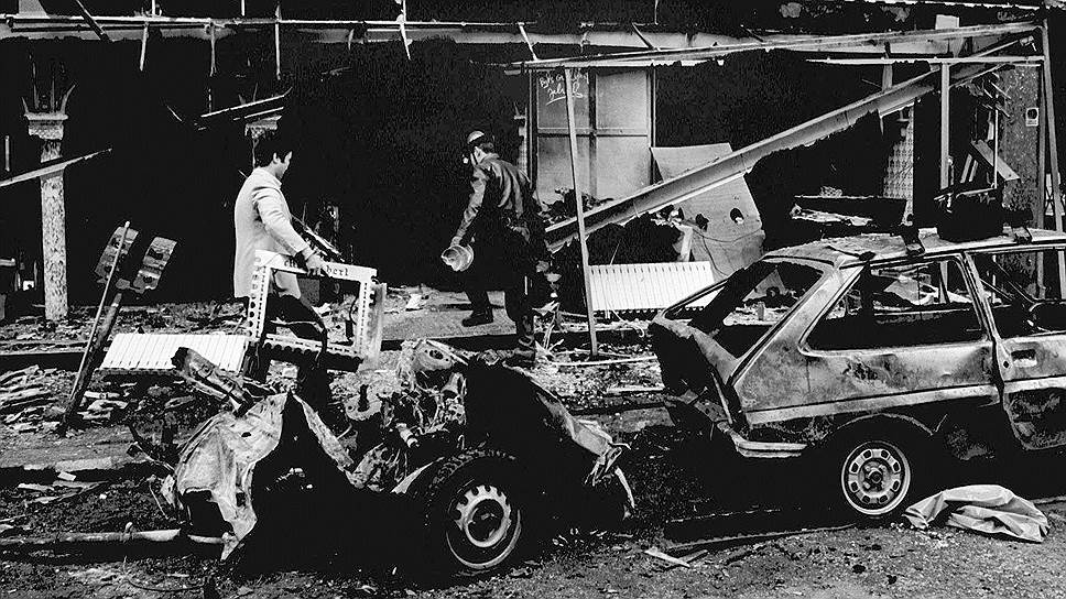 В 1972 году Карлоса обвиняют в организации вооруженного нападения в израильском аэропорту Лод, а спустя год он организует покушение на британского миллионера Джозефа Сиеффа, владельца сети магазинов Marks & Spencer, а также нападение на английский офис Израильского банка
