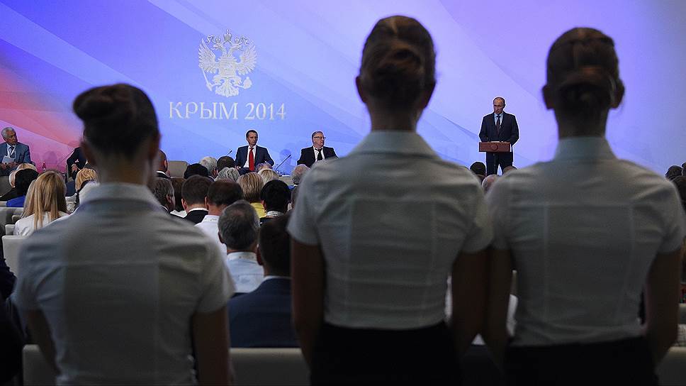 На фото слева направо: спикер Государственной думы РФ Сергей Нарышкин, председатель  Либерально-демократической партии России (ЛДПР) Владимир Жириновский, президент России Владимир Путин 