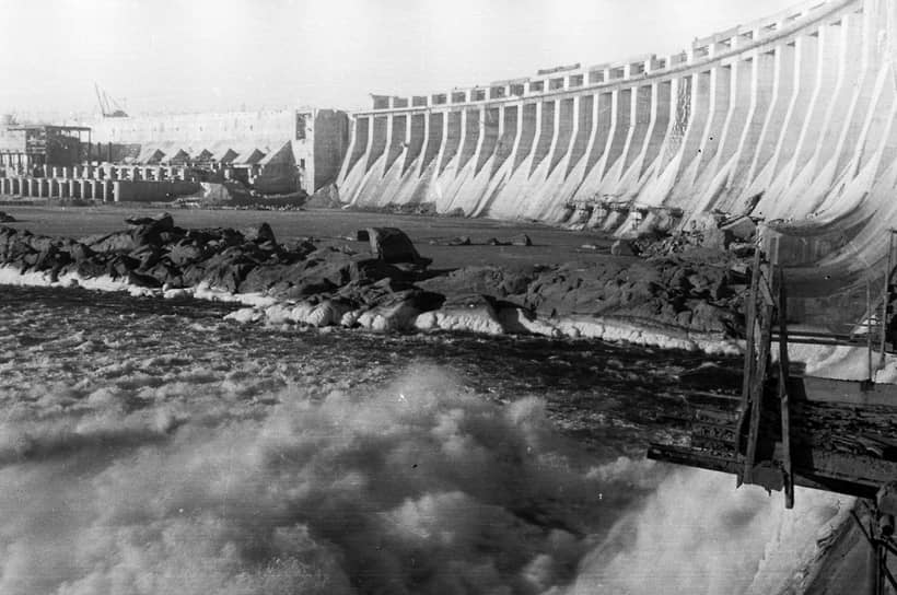 1941 год. Во время отступления советские войска подорвали ДнепроГЭС. В результате взрыва на станции появился пролом свыше 165 метров, поднялась волна высотой в 30 метров. По разным оценкам, в результате происшествия пострадали от 20 тыс. до 100 тыс. человек
