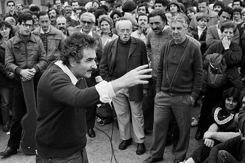 В 25 лет Мухика (в центре) стал членом леворадикальной организации «Тумапамарос» («Движение национального освобождения»). Активисты вели партизанскую войну против олигархии и военной диктатуры. Конечной их целью было строительство социалистического государства с главным лозунгом — «Родина для всех или Родина ни для кого!»