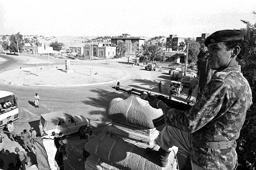 Шиитское духовенство не скрывало своего отрицательного отношения к атеистическим режимам среднеазиатских советских республик. Однако первым делом Тегеран решил «урегулировать» давние счеты с Багдадом
