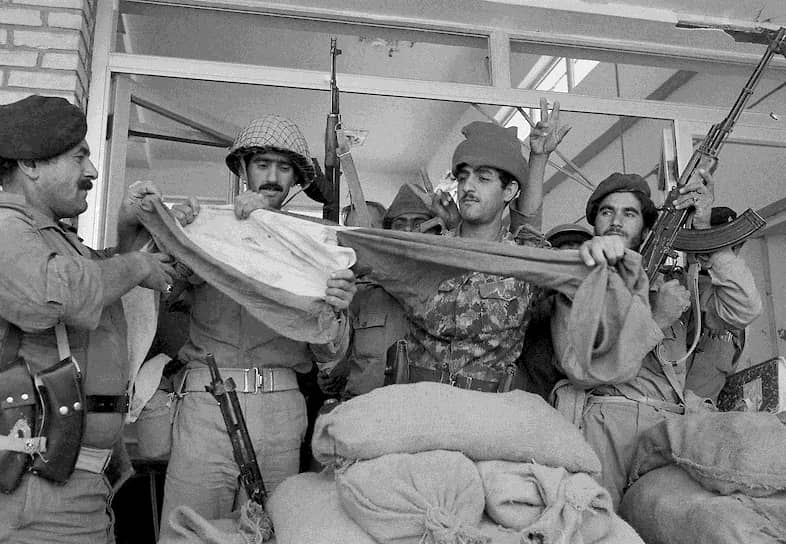 22 сентября 1980 года иракские военнослужащие вторглись в иранскую провинцию Хузестан. По версии Багдада, войну начал Иран — регулярным нарушением иракских границ своими военнослужащими На фото: иракские военные рвут на части иранский флаг