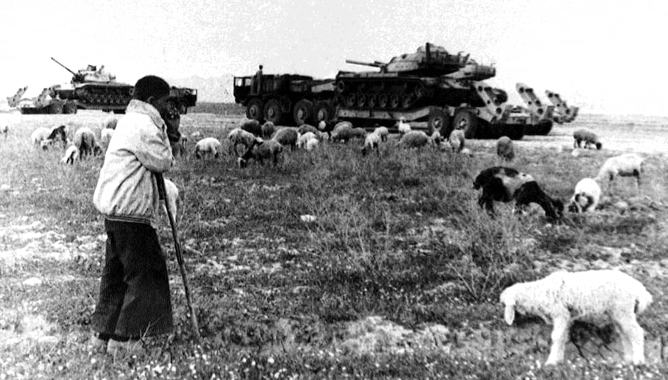 Иракские войска стремительно продвигались вглубь страны, но война мобилизовала патриотичные чувства иранцев-шиитов. Они массово записывались в армию, и уже в середине 1981 года иранцы смогли отвоевать назад часть захваченных территорий