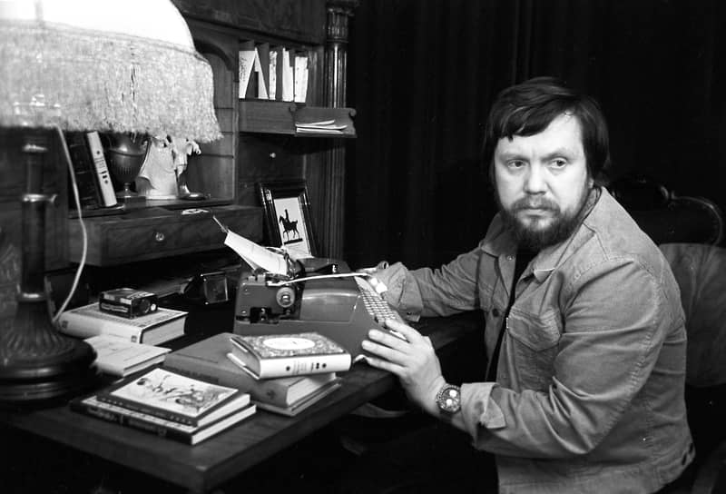 «Папа был разведчиком, человеком необыкновенной созидательной воли. В детстве я играл с Ким Чен Иром. Мой отец его отца — Ким Ир Сена — посадил на этот пост. Готовил в СССР — и привез туда. Детство мое прошло в Пхеньяне. И пока отцы стояли на трибуне, мы с Ким Чен Иром гуляли»   Сергей Соловьев родился 25 августа 1944 года в карельском городе Кемь. Отец его работал в контрразведке. Семья сначала жила в Пхеньяне, в 1947 году переехала в Ленинград 