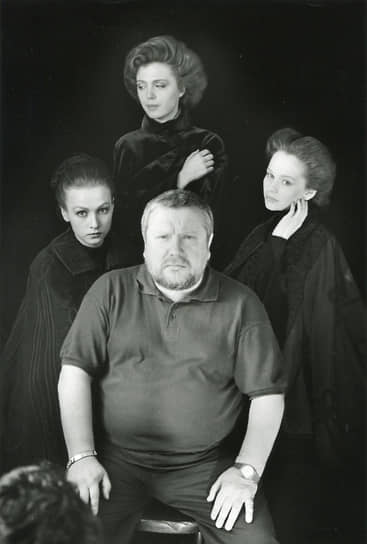 «Раньше, снимая, я все время думал о том, чтобы максимально набить зрительный зал. У меня в голове сидел пример неореалистов, когда люди рассказывали изысканнейшие истории и на них смотрел весь мир. Но когда наш кинопрокат отдали американскому кино — я решил: возьму историю такую, как если бы я снимал только для себя и еще для трех человек»  В 1969 году с отличием окончил режиссерский факультет ВГИКа (мастерская Михаила Ромма и Александра Столпера) 