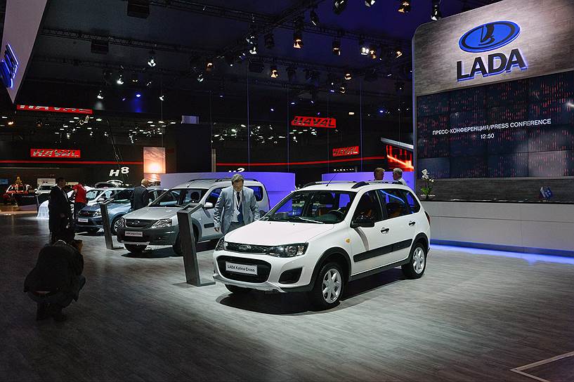 Клиренс Lada Kalina Cross увеличен на 23 мм, общая величина дорожного просвета вседорожной "Калины" — 208 м, сравнимо с "Нивой". Псевдовнедорожный обвес сделан из некрашенного пластика