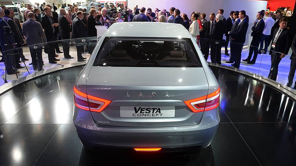 Lada Vesta задумывалась как последователь Priora, которая тем не менее пока остается на конвейере. Длина «Весты» — 4,35 м, колесная база — 2,65 м. Серийное производство машины начнется в 2015 году