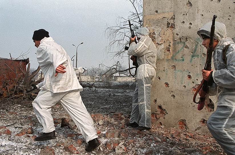 Тогда же, в марте 1995 года, после взятия города российскими войсками в Грозном была сформирована пророссийская администрация Чечни во главе с Саламбеком Хаджиевым и Умаром Автурхановым. В результате штурма столица Чечни была фактически уничтожена и превращена в руины