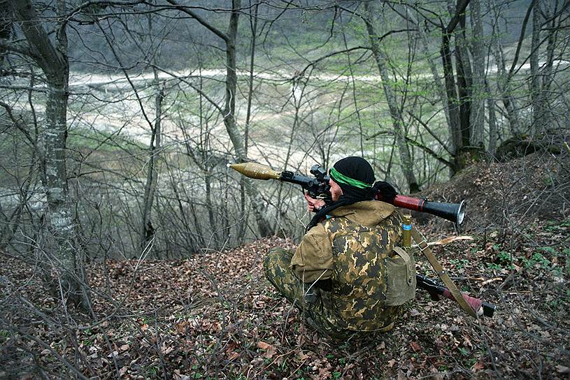 После штурма Грозного главной задачей объединенной группировки войск стало установление контроля над равнинными районами Чечни. Российская сторона начала переговоры с местным населением республики, убеждая жителей изгонять боевиков из населенных пунктов. При этом российские боевые подразделения продолжать занимать селения и города. Таким образом, в конце марта 1995 года без боя были взяты Аргун, Шали и Гудермес. Характерной особенностью этих побед стало то, что отряды боевиков не были уничтожены и беспрепятственно покидали населенные пункты