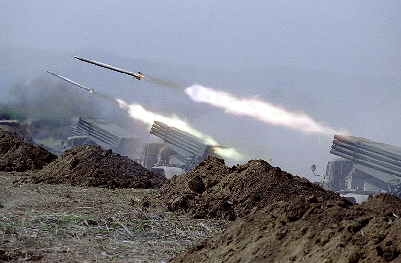 10 марта 1995 года начались затяжные и ожесточенные бои за село Бамут. Ядро чеченской обороны села составили 100 бойцов под командованием Хизира Хачукаева. Подходы к Бамуту и его основные улицы были заминированы противотанковыми и противопехотными минами. 15-16 апреля российским войскам удалось войти в село и закрепиться на его окраинах. Вскоре бойцы ОГВ были вынуждены покинуть Бамут, поскольку боевикам удалось занять господствующие высоты, они также использовали старые ракетные шахты РВСН, рассчитанные на ядерную войну и неуязвимые для российской авиации. Бои за Бамут продолжались до июня 1995 года и были приостановлены после теракта в Буденновске