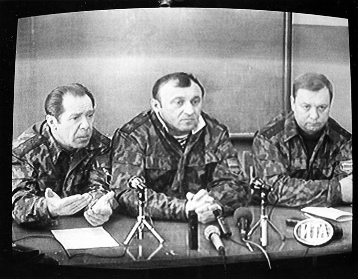В июне 1992 года министр обороны России Павел Грачев (на фото в центре) распорядился передать дудаевцам половину всего имевшегося в Чечне оружия и боеприпасов. По словам министра, это был вынужденный шаг, потому что значительная часть «передаваемого» оружия уже была захвачена, а вывезти оставшееся не было возможности из-за отсутствия солдат и эшелонов. В свою очередь, первый вице-премьер Олег Лобов на заседании Госдумы объяснил появление большого количества оружия у жителей Чеченской Республики так: «Вы знаете, что в 1991 году огромное количество оружия было частично передано, а частично — и в основном — захвачено силовым путем в период выхода войск из Чеченской Республики. Это был период реорганизации. Количество этого оружия исчисляется десятками тысяч единиц, и оно рассредоточено по всей Чеченской Республике, схоронено по жилым домам, лесам и пещерам»