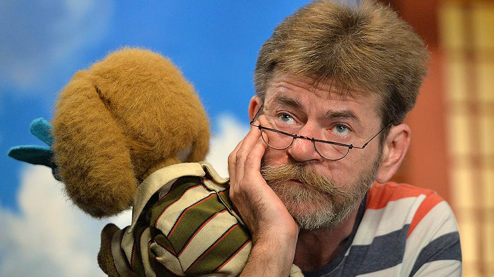 Персонажей «Спокойной ночи, малыши!» озвучивали и озвучивают актеры московских театров: Филя — Григорий Толчинский, Игорь Голуненко, Сергей Григорьев (с 1994 года; на фото); Степашка — Наталья Голубенцева; Хрюша — Наталья Державина, Оксана Чабанюк (с 2002 года); Каркуша — Гера Суфимова, Галина Бурмистрова (с 1998 года), Мишутка — Игорь Капатов (с 2002 года)
