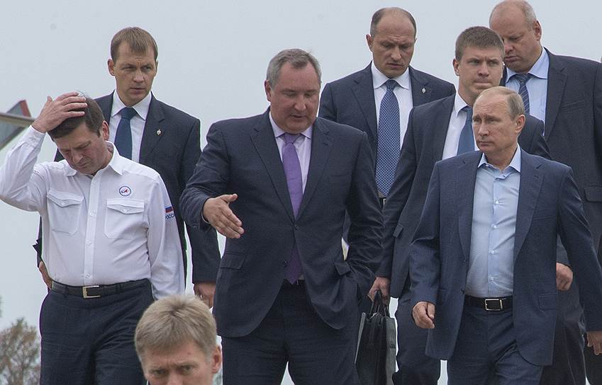 Президент России Владимир Путин (справа) и вице-премьер Дмитрий Рогозин