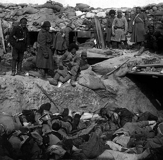 9 февраля 1904 года японская эскадра нанесла первый серьезный удар. Шесть крейсеров и восемь миноносцев затопили находившиеся в корейском порту Чемульпо бронепалубный крейсер «Варяг» и канонерку «Кореец». Спустя месяц японские войска заняли Пхеньян, а к концу апреля вышли к реке Ялу, по которой шла корейско-китайская граница 