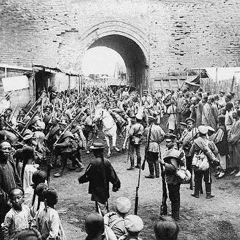 В январе 1905 года в России началась революция, что осложнило дальнейшее ведение войны. Крупнейшим сухопутным сражением в истории до Первой мировой войны стало сражение при Мукдене в феврале 1905 года. Бой продолжался три недели, в результате русская армия отступила. 10 марта русские войска оставили Мукден (на фото). Потери армии составили 90 тыс. человек, потери японской армии – 75 тыс. человек 