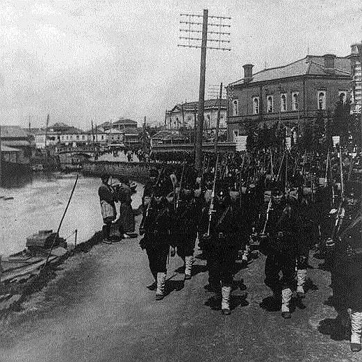 «Новый 1904 год начался фортиссимо — с грохота внезапно начавшейся войны с японцами,— вспоминал художник Александр Бенуа.— Почти все отнеслись к ней с удивительным легкомыслием — как к какой-то пустяшной авантюре, из которой Россия не может не выйти победительницей. Подумайте. Эти нахалы япошки, макаки желтомордые, и вдруг полезли на такую махину, как необъятное государство Российское с его более чем стомиллионным населением. У меня и у многих зародилось даже тогда подобие жалости к этим “неосторожным безумцам”. Ведь их разобьют в два счета, ведь от них ничего не останется»  На фото: японские солдаты покидают Токио, уходя на фронт  