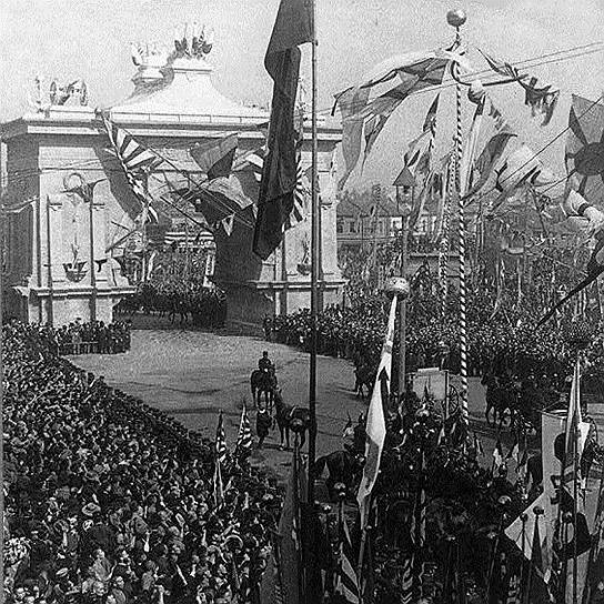 По условиям Портсмутского мира, заключенного 5 сентября 1905 года, Россия теряла Порт-Артур, половину острова Сахалин и Маньчжурию, однако ей удалось избежать выплаты контрибуции — таким образом, война фактически разорила японскую экономику  На фото: парад в честь победы в Токио 