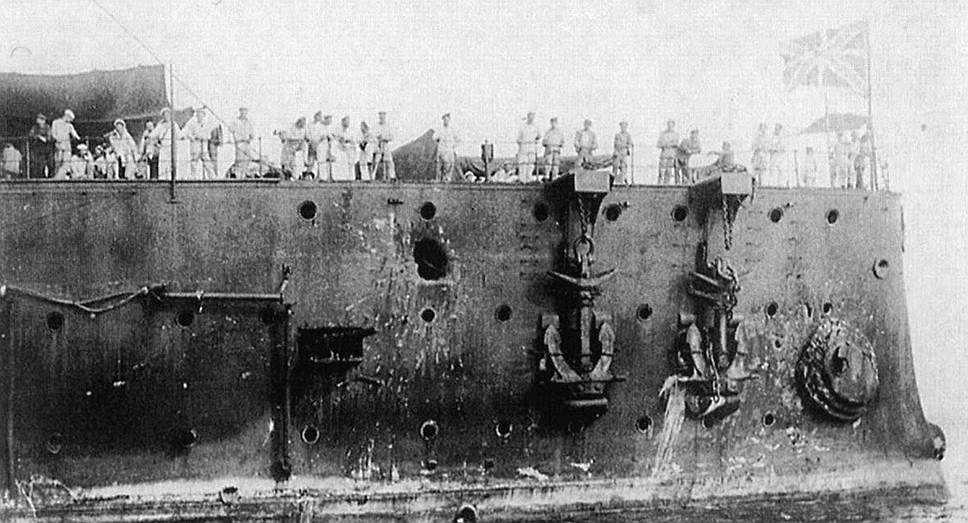 В конце мая 1905 года японский флот из 120 кораблей в Цусимском сражении почти полностью уничтожил русскую эскадру, переброшенную на Дальний Восток из Балтийского моря  под командованием вице-адмирала Рожественского. Из 14 334 русских моряков в сражении погибло 5015 человек, а 6106, включая командующего эскадрой, попали в плен. В сражении принимал участие и один из главных символов «Октябрьской революции» крейсер «Аврора» (на фото), чей залп в 1917 году послужил сигналом к началу штурма Зимнего дворца 