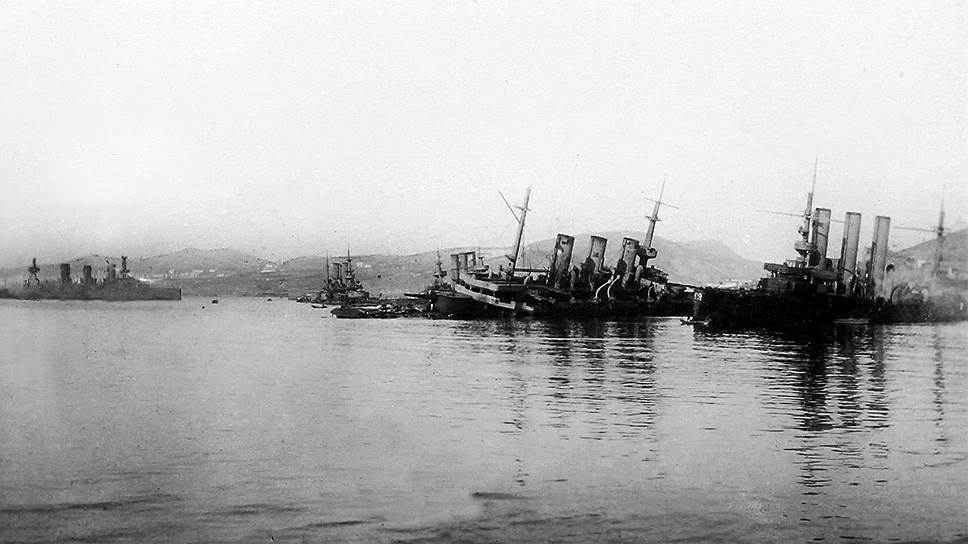 Зато на море флот Японии понес значительные потери – семь кораблей. 26 мая состоялся бой у Цзиньчжоу, в котором один русский полк 12 часов сражался с тремя японскими дивизиями. Несмотря на это, бой у Цзиньчжоу, хоть и с большими потерями, был выигран Японией. Затем японскими войсками был без боя занят порт Дальний. 10 августа после боя в Желтом море русский флот снова потерпел поражение и был вынужден вернуться в Порт-Артур. Попытка прорыва во Владивосток также провалилась. Оборона Порт-Артура продолжалась до 2 января 1905 года 